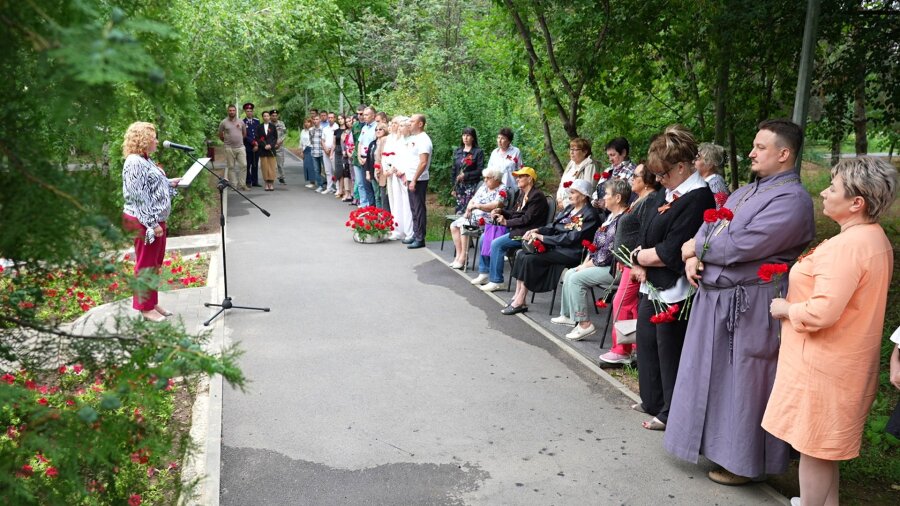 На ВТЗ у заводского мемориала «Сталинградское кольцо» прошел митинг, посвященный Дню памяти и скорби