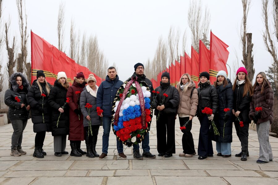 Накануне 82-й годовщины Победы в Сталинградской битве заводчане почтили память защитников Родины.